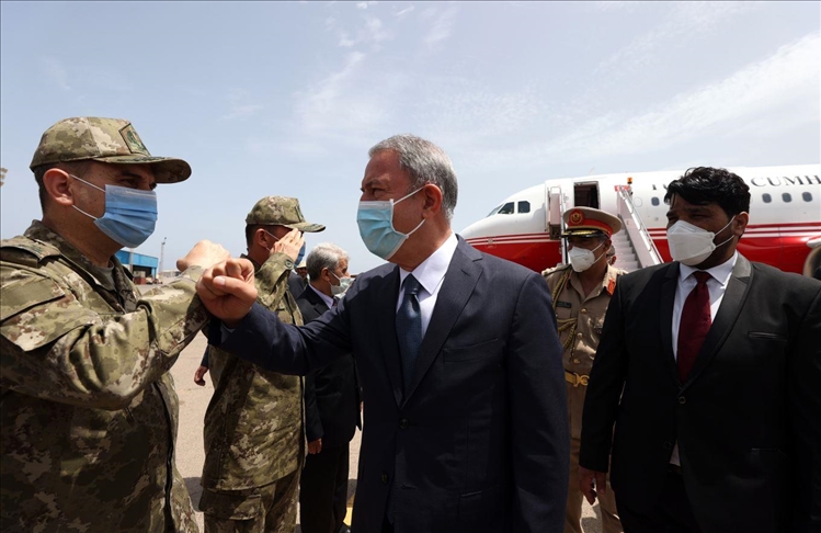 وزير الدفاع التركي يصل ليبيا بصحبة وفد عكسري رفيع.